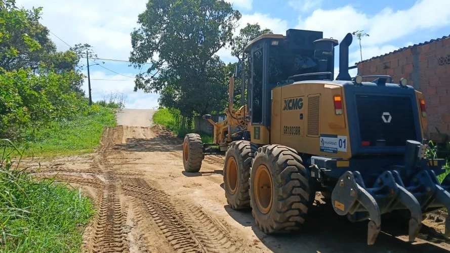 Prefeitura realiza limpeza de valão e patrolamento em vias de Araruama