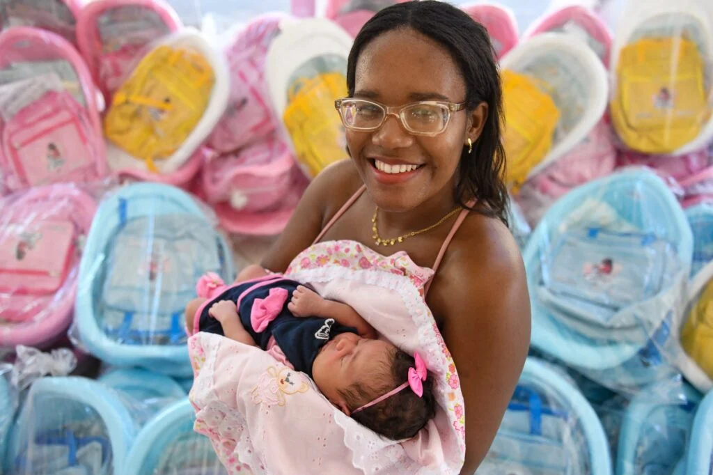 Prefeitura realiza mais uma entrega de kits enxoval do Programa Mãe Coruja na sexta-feira