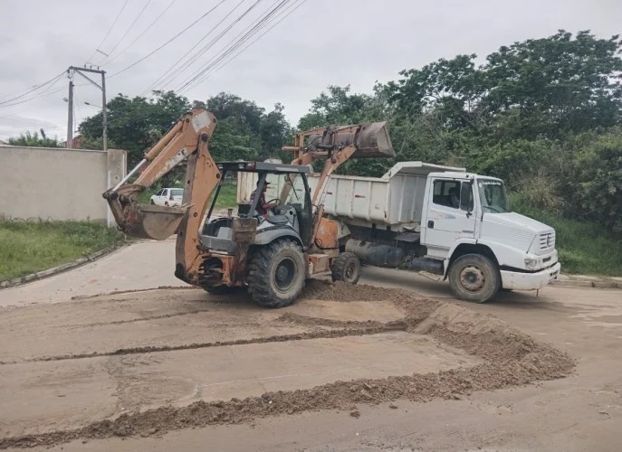 Prefeitura realiza retirada de areia das vias do Outeiro e patrolamento em outros bairros