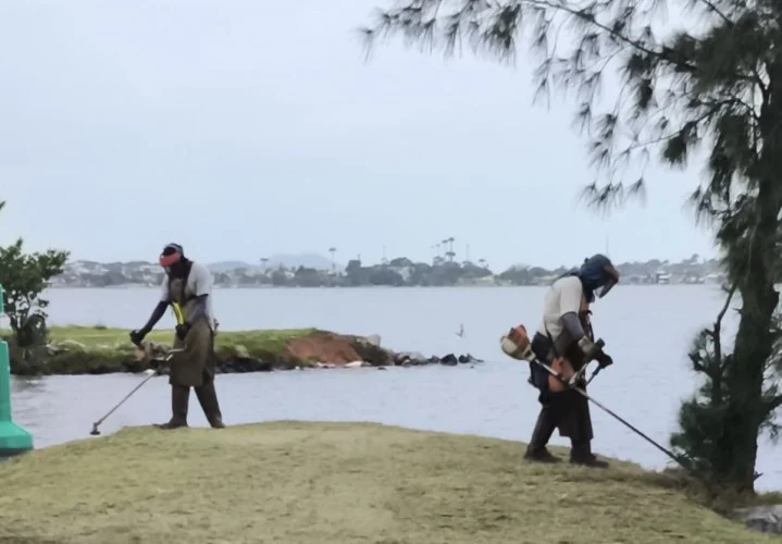 Prefeitura reforça a preservação da Lagoa de Araruama com limpeza na Praia do Hospício e manutenção em outros dois bairros