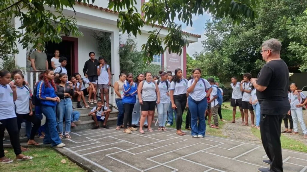 Projeto-piloto Turismo nas Escolas leva estudantes ao Espaço Cultural José Carlos Barcellos, em Quissamã