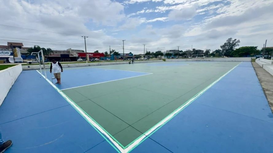 Quadra esportiva da Praia do Barbudo, em Araruama, recebe pintura e recuperação do piso