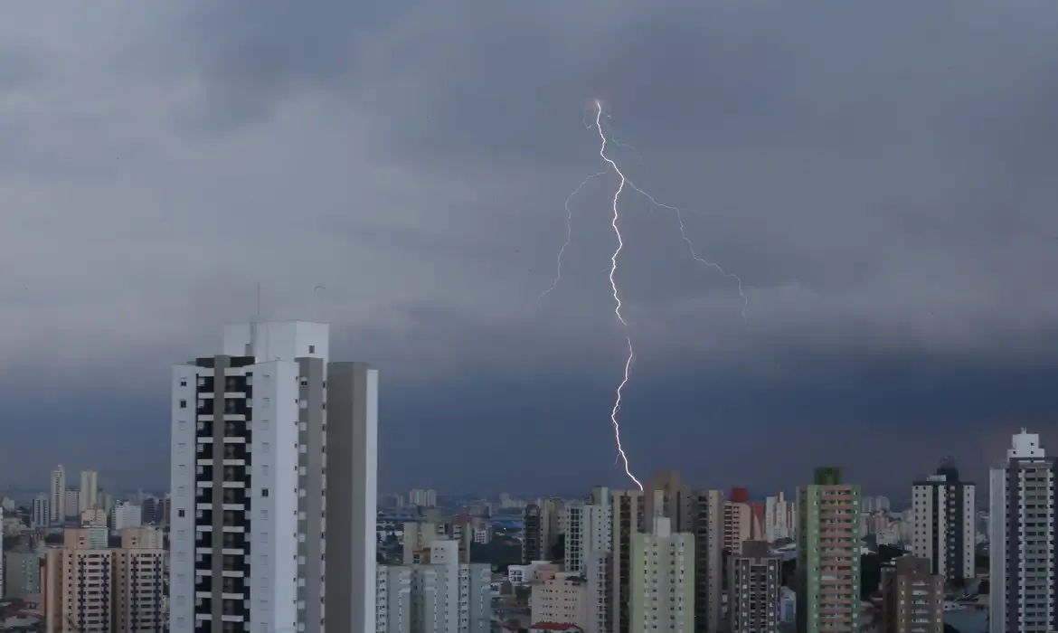 São Paulo terá mais chuvas fortes no fim da tarde desta quinta (15)
