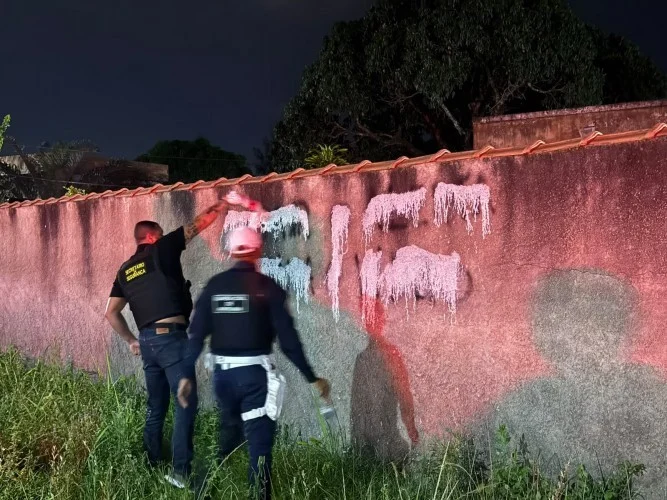 Secretaria de Segurança de Araruama realiza operação para remover pichações ligadas a facções criminosas