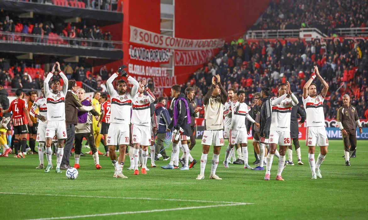 Sem chutar a gol na Argentina, Flamengo sobrevive na Libertadores