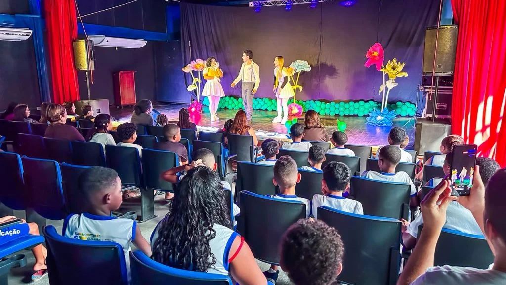 Semana da Criança leva teatro, música e oficinas ao Centro Cultural Meritiense