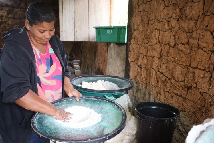 ‘Tenho orgulho de ser uma mulher da roça', diz agricultora que construiu Casa de Farinha no próprio sítio em Araruama