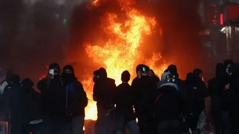 Tensões voltam a crescer; França contabiliza custos de protestos
