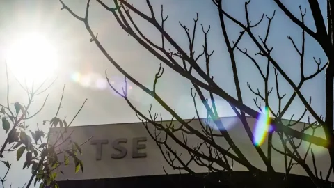 TSE mantém veto a posts que ligam Lula e Flávio ao crime organizado