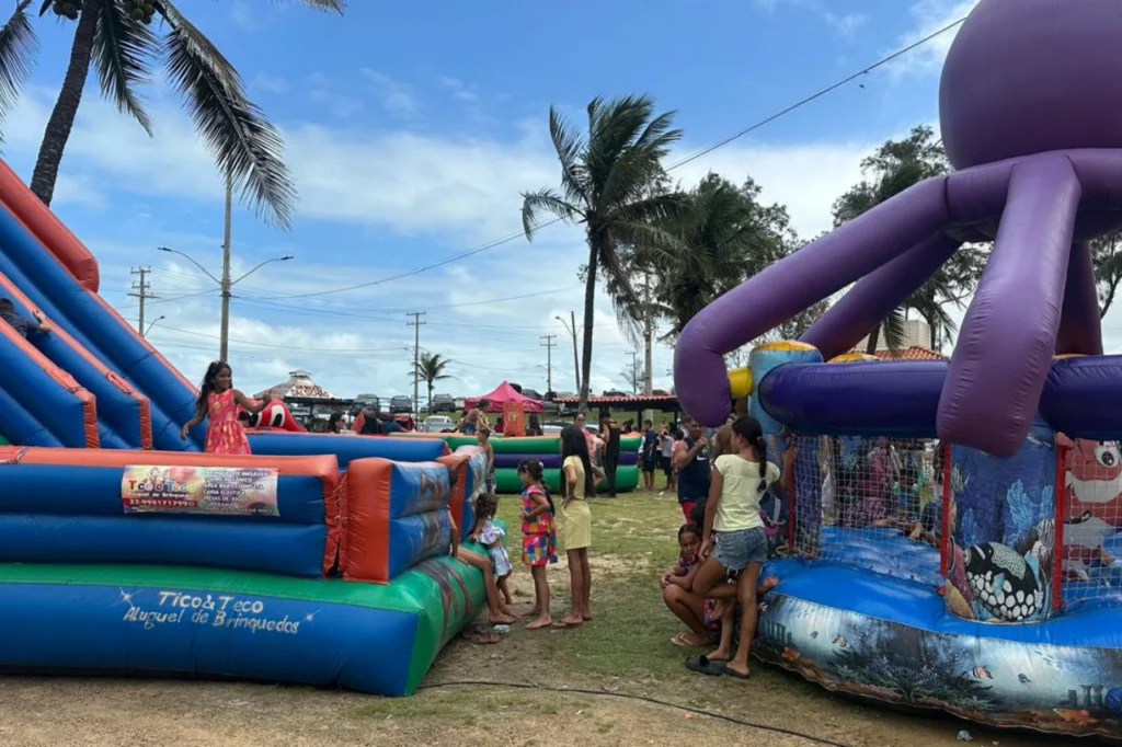 Vem pro Lagamar reúne famílias, música e lazer na praia do Farol